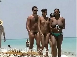 खरा सार्वजनिक समुद्र तट पर न्यूडिस्ट किशोरी बट नग्न