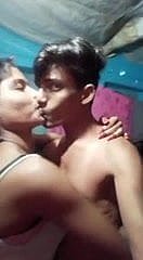 Desi India pasangan sekolah making out di rumah