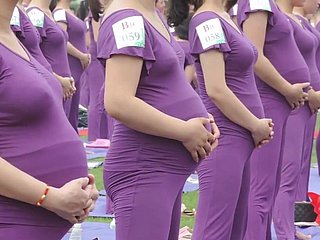 wanita Asia hamil melakukan yoga (bukan lucah)