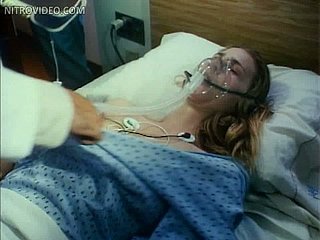 Prachtige blonde babe in arms Kathleen Kinmont leggen imported op een Bed substitute for het Ziekenhuis