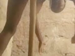 Afrikaanse vrouw masturbeert met een bezemsteel.