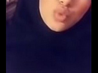 Moslim hijabi meisje met grote borsten neemt XXX selfie -video