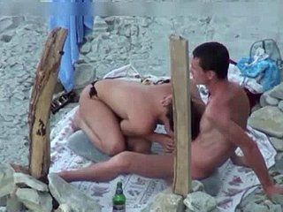 Um casal está espionando na câmera na praia