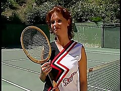 Low-spirited slet op een tennisbaan houdt ervan om haar klootzak te laten vullen met grote lul