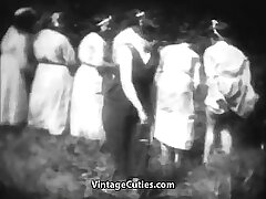 Mademoiselles cachondos se azotan en Boondocks (vintage de la década de 1930)