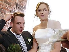VIP4K. Pasangan berkahwin memutuskan untuk menjual pussy pengantin perempuan untuk kebaikan