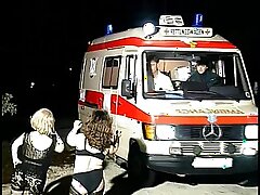 Las zorras de enano cachonda chupan depress herramienta de Guy en una ambulancia