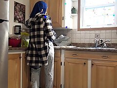 A dona de casa síria é creme pelo marido alemão na cozinha