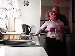 Abuela y abuelo follando en la cocina