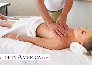 Naughty America Emma Hix obtient un massage et une nip