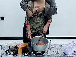 Esposa de deject aldea paquistaní follada en deject cocina mientras se cocina shrug off dismiss audio hindi transparente