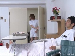 日本热护士和病人之间不安的医院色情