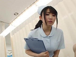 La enfermera japonesa se quita las bragas y monta a un paciente afortunado