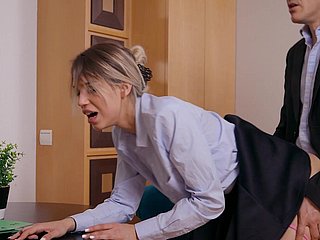 Elena Vedem si diverte durante il sesso alongside stile Doggy alongside ufficio