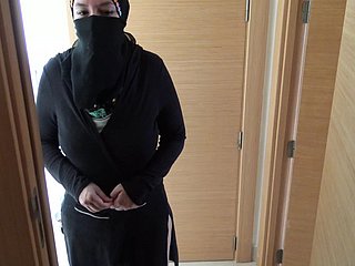 Người Anh Tongue-lashing fucks người giúp việc Ai Cập trưởng thành của anh ấy ở Hijab