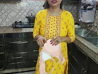 Desi Bhabhi myła naczynia w kuchni, a potem jej old crumpet przybył i powiedział Bhabhi Aapka Chut Chahiye Kya Dogi Hindi Audio