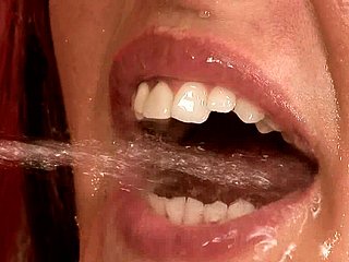 Nena morena lasciva se llena flu boca de orina después de una follada anal