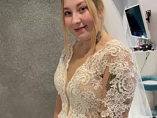 El matrimonio ruso doll-sized pudo resistirse y follaron copse un vestido de novia.
