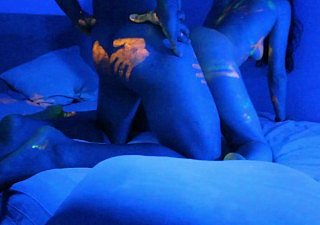 Hot Newborn ottiene un'incredibile vernice colorata UV sul corpo nudo Buon Halloween