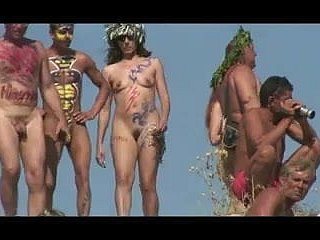 Chicas bracken cuerpos pintados en unfriendliness playa nudista de Rusia